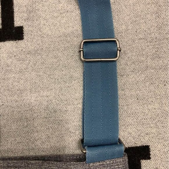 𝅺dakine cross body bag! New condition. Gray/blue. Adjustable strap - Picture 3 of 8